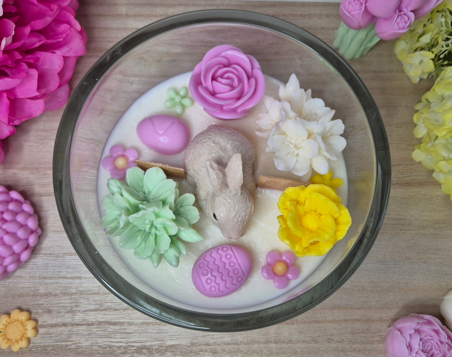 Wielkanocna Bajka – świeca z zajączkiem i kwiatami