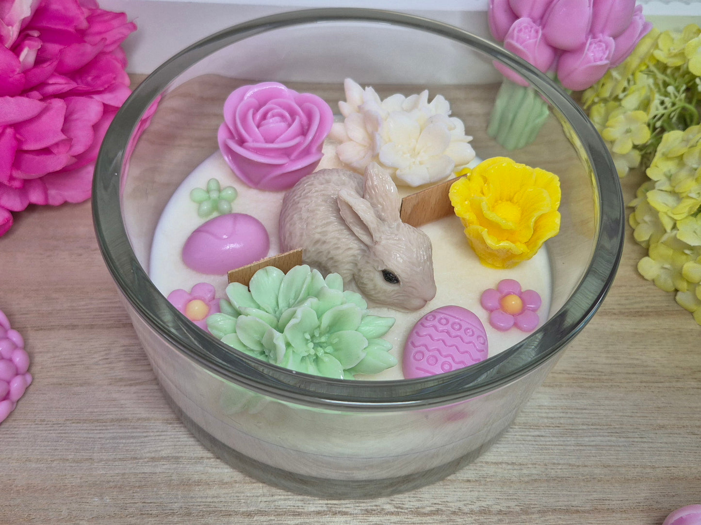 Wielkanocna Bajka – świeca z zajączkiem i kwiatami