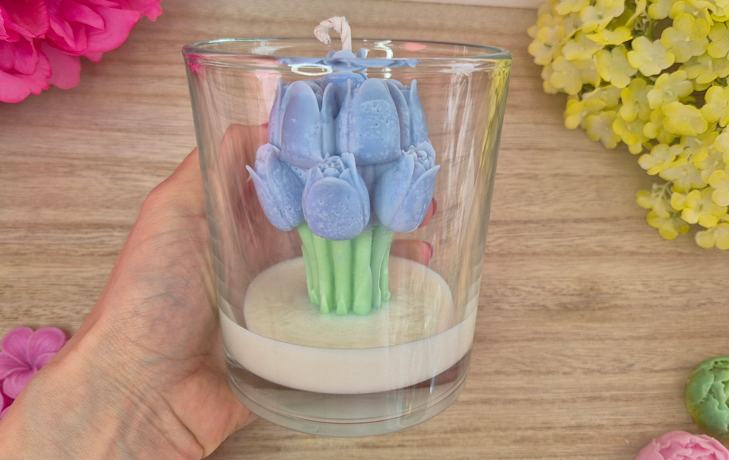 Tulipanowa Elegancja – świeca artystyczna w szkle